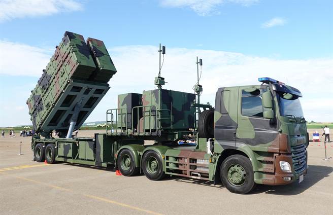 空军「航空嘉年华活动」12日在台中清泉岗空军基地登场，地面展示「雄三反舰飞弹发射车」。（姚志平摄）