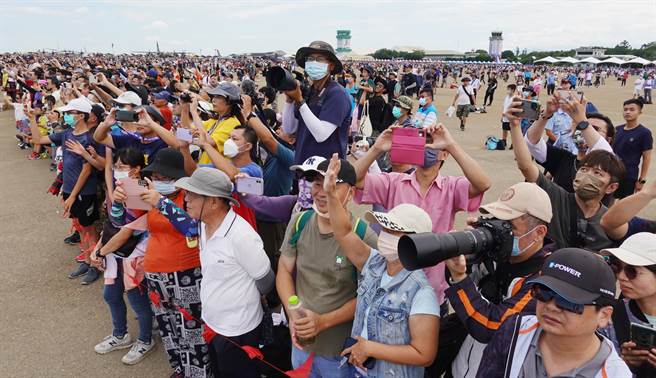 空军「航空嘉年华活动」12日在台中清泉岗空军基地登场，吸引大批民眾与军事迷到场参观。（姚志平摄）