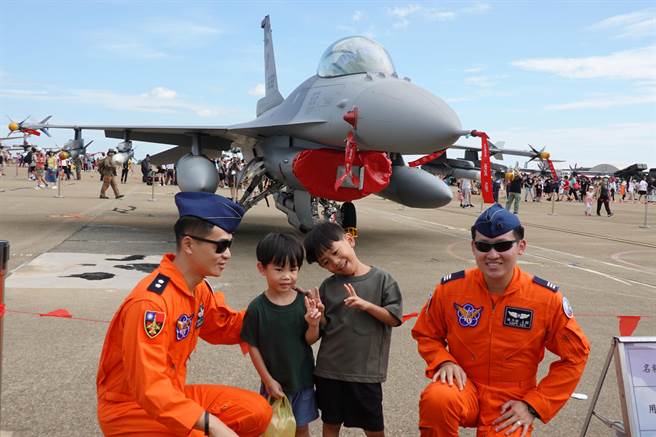 空军「航空嘉年华活动」12日在台中清泉岗空军基地登场，小朋友开心地与F-16V战机合影。（姚志平摄）