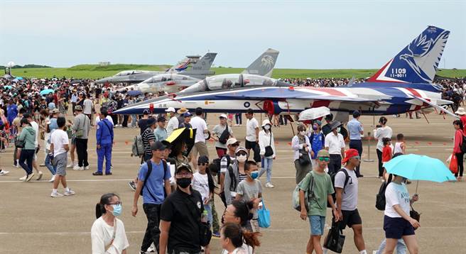 空军「航空嘉年华活动」12日在台中清泉岗空军基地登场，勇鹰高教机、IDF、F-16V等各型主力战机展示。（姚志平摄）