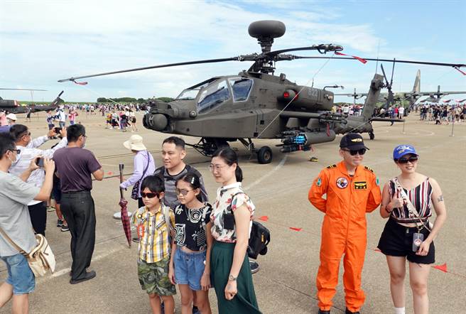 空军「航空嘉年华活动」12日在台中清泉岗空军基地登场，不少民眾与AH-64E「阿帕契」攻击直升机合影。（姚志平摄）