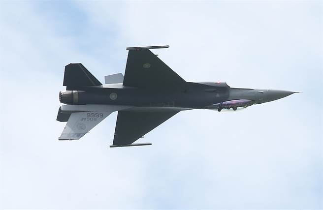 空军「航空嘉年华活动」12日在台中清泉岗空军基地登场，编号6666的F-16V战机展现倒飞的飞行技巧。（姚志平摄）