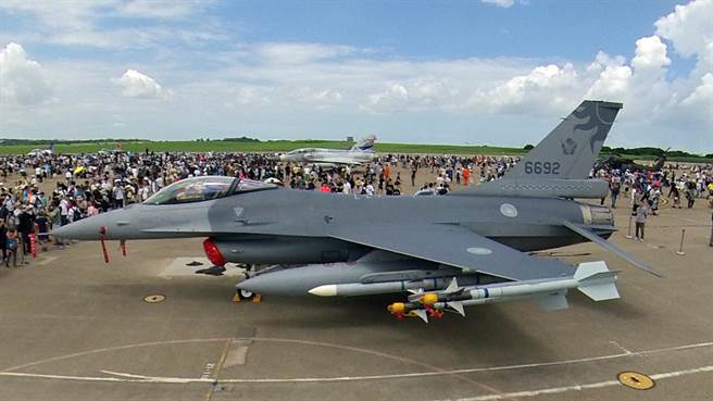 国防部举办「航空嘉年华活动」，12日在台中清泉岗空军基地登场，现场展示的F-16V战机，吸引不少民眾围观。（姚志平）