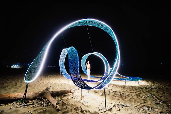 透過藝術裝置燈光、夜景光環境營造，點亮北海岸的夜空。（景觀處提供）