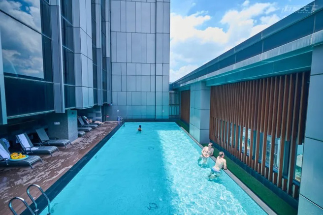 高CP值的凯达大饭店设有露天泳池、健身房等设施。（图／行遍天下提供）