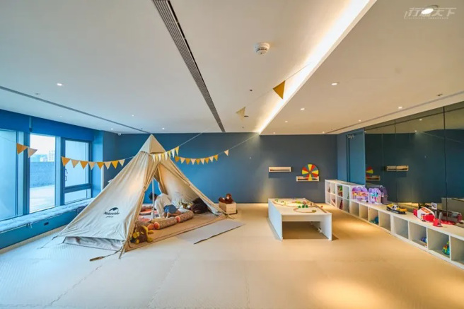 「FUN电堡」游戏室规划有露营帐篷体验区、家家酒区、绘本阅读和桌游区等设施。（图／行遍天下提供）