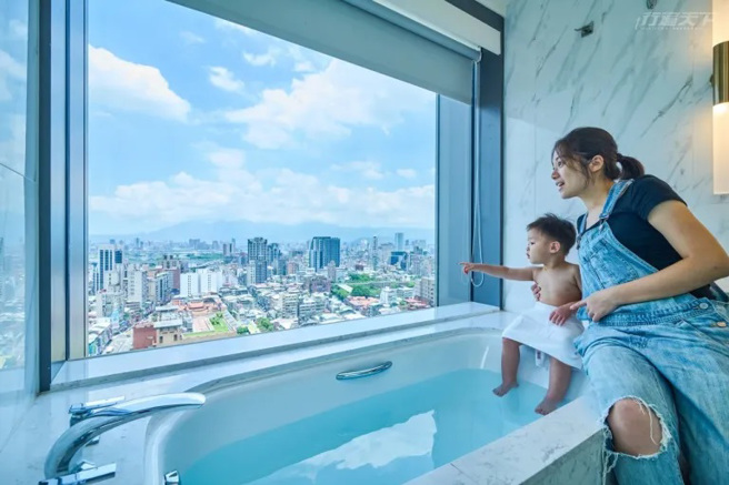 饭店高楼层不但可懒卧床上赏美景，还可舒泡网美浴缸邂逅台北城繁华景致。（图／行遍天下提供）