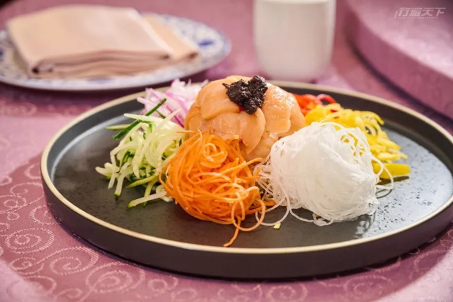 缤纷喜气的鲜蔬沙拉捞拌菜「松露捞拌熏鲑鱼」清爽开胃。（图／行遍天下提供）