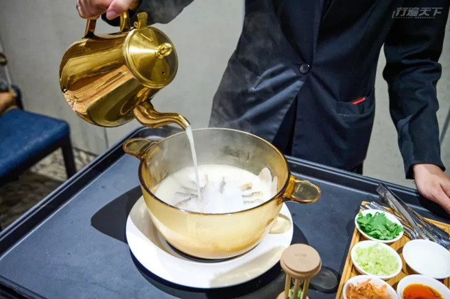 「衝浪豆浆斑鱼片」将豆浆与秘制高汤冲入盛满石斑鱼片的锅内，以低温舒肥保留鱼片的鲜嫩美味。（图／行遍天下提供）