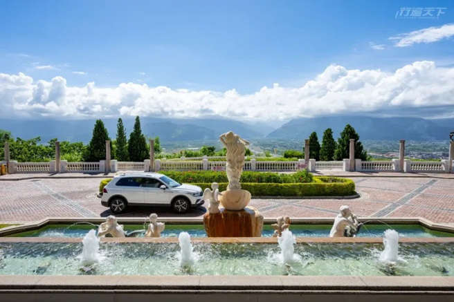 驾驶格上租车Volkswagen Tiguan来到洋溢英国风情的五星饭店，享受悠閒度假时光。（图／行遍天下提供）