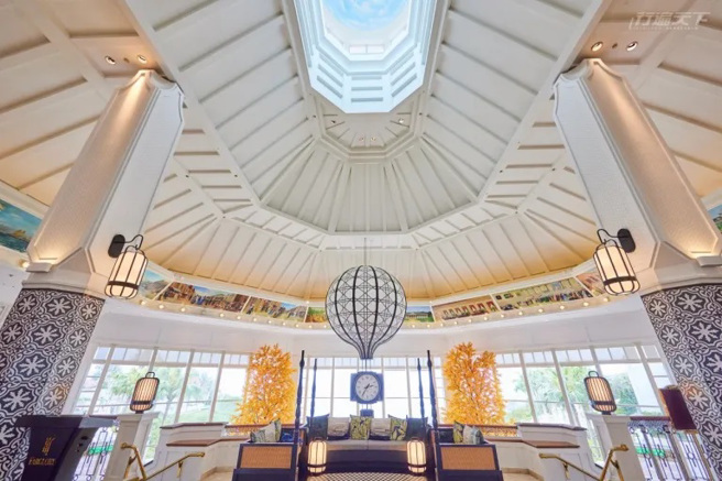 大厅热气球装置艺术，象徵着旅行正要启程。（图／行遍天下提供）