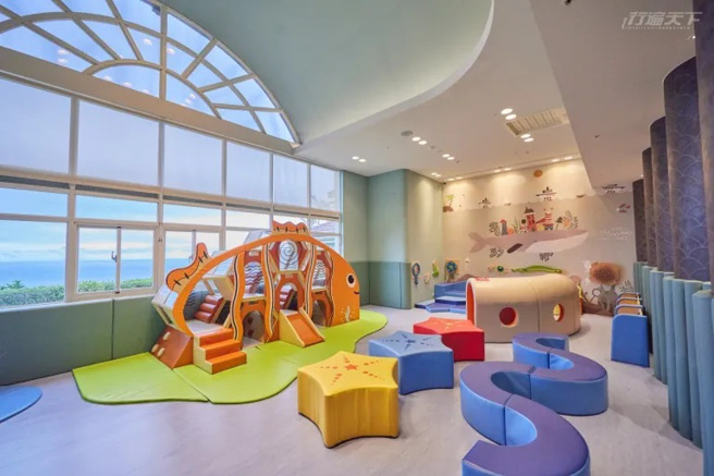 瑞奇活力馆儿童游戏室内小丑鱼造型溜滑梯，还有很多好玩的游具。（图片提供／远雄悦来大饭店）