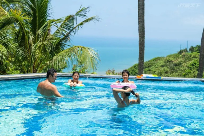 拥太平洋美景的户外泳池，是大小朋友的最爱。（图片提供／远雄悦来大饭店）