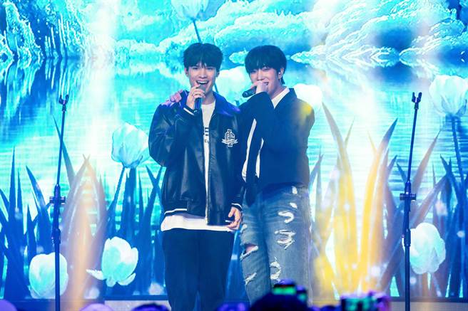 JAY（左）也担任惊喜嘉宾，力挺尹钟佑。（ON INN ASIA提供）