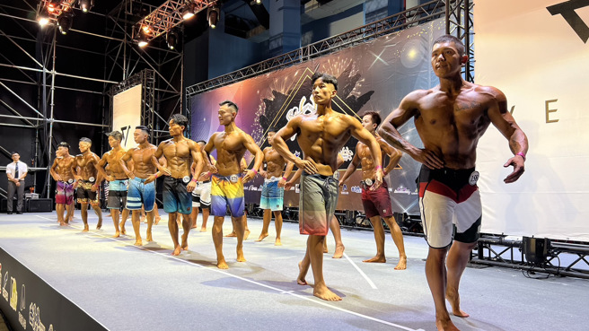 全國總統盃健美健身賽男子形體選手身著帥氣陽光的海灘褲，展現出長時間努力健美健身運動的完美倒三角體態。（中華民國健美健身協會提供）