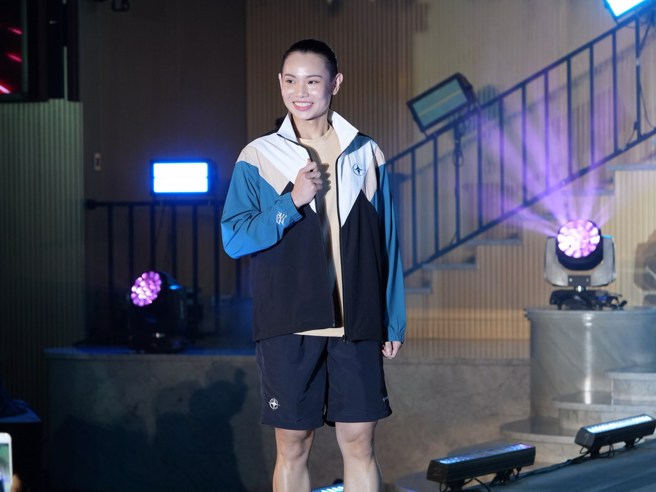 戴資穎穿著跟高雄市政府聯名品牌TTY商品亮相。(主辦單位提供)