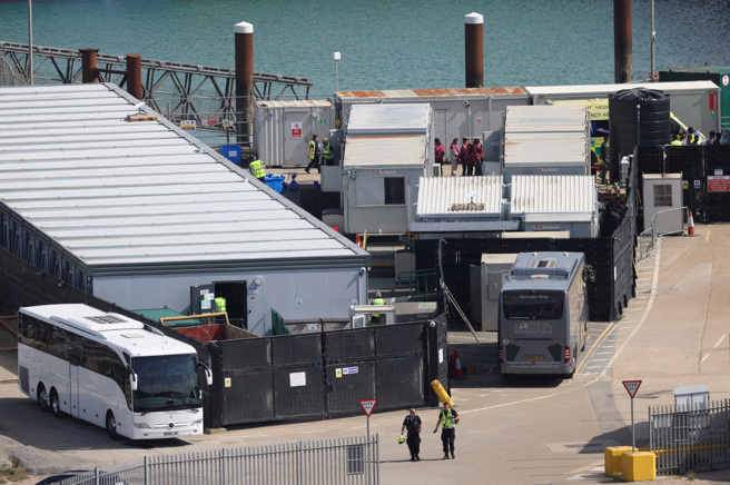 2023年8月12日，从法国穿越英吉利海峡获救的移民抵达英国多佛。（路透社）