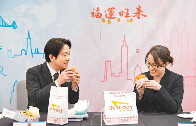 图为去年赖清德（左）过境旧金山时与驻美代表萧美琴（右）一同吃汉堡。（总统府提供）