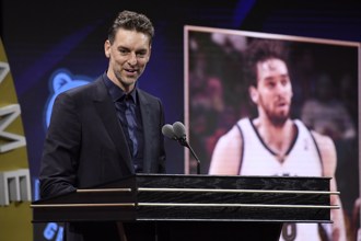NBA》美國籃球名人堂入選儀式舉行 蓋索致敬布萊恩令人落淚