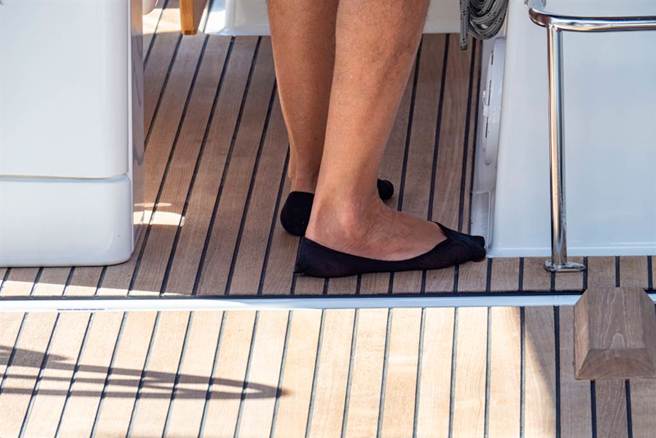 隱形襪(船型襪)在多年前非常流行，有網友直言不惜為了穿隱形襪，與學校對抗許久。(示意圖／shutterstock)