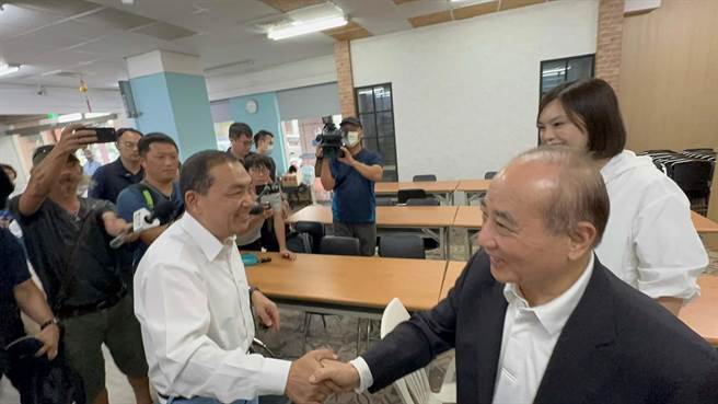 王金平、侯友宜今天早餐会先碰面聊。（柯宗纬摄）