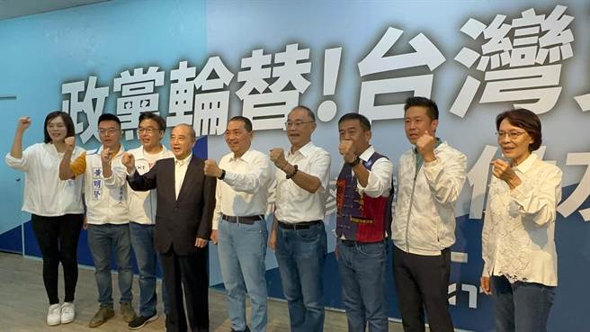 今早7时王金平先与侯友宜、高雄及屏东选区立委参选人共进早餐。（柯宗纬摄）