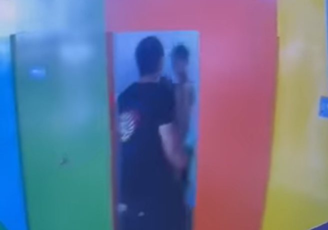 童玩节暴力！13岁少年遭黑衣壮男更衣室内暴打，惊悚画面曝光。(翻摄自爆料公社)