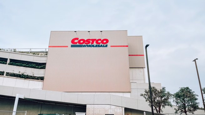 名男子在卖场买童书给孩子，返家才发现，书本的封面贴有其他孩子的姓名贴纸。（图／示意图，中时新闻网资料照）