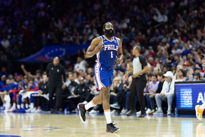 七六人决定下个球季继续强行留下哈登。(路透资料照)