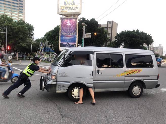 杨员全程仅凭以一己之力，就顺利将车辆从车水马龙之臺湾大道推至路旁等待拖吊，