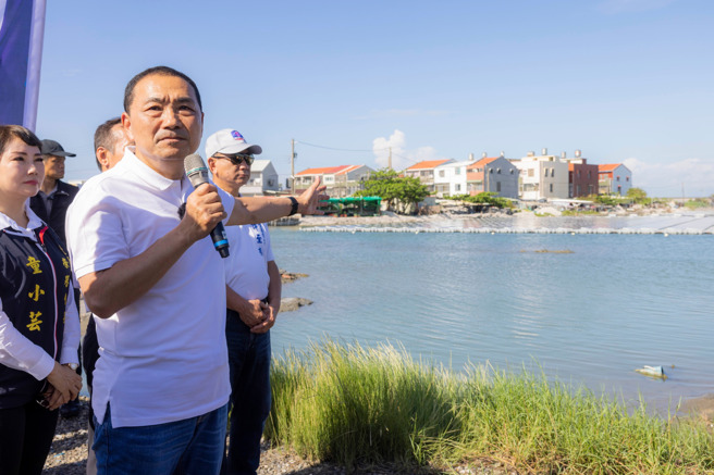 侯友宜昨到台南市北门区芦竹沟社区，了解当地光电场造成影响之状况。（图 / 取自侯友宜脸书）