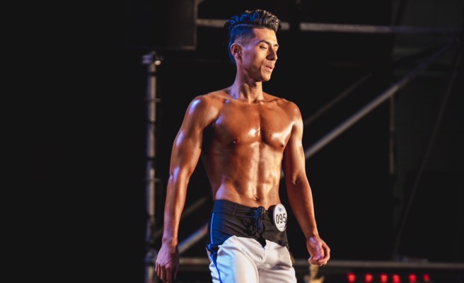 杨员全程仅凭以一己之力，就顺利将车辆从车水马龙之臺湾大道推至路旁等待拖吊。(警方提供)