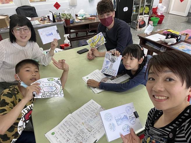 台南市麻豆国小教师武君怡于台南市二溪国小、仙草实验小学将绘本与游戏融入课程中。（教育部提供／林志成台北传真）