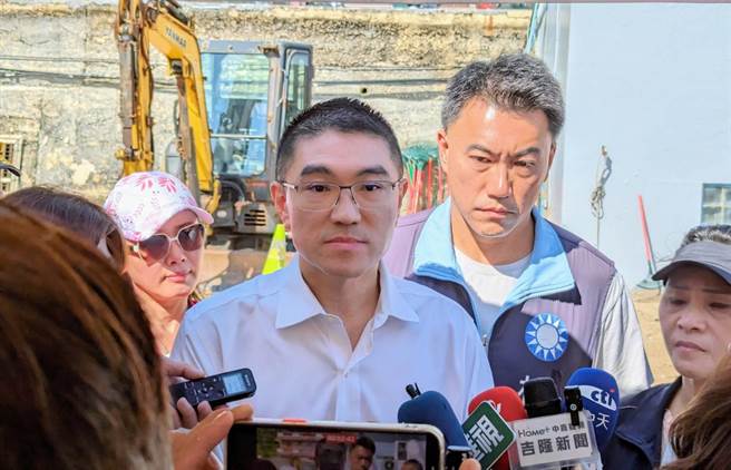 基隆市长谢国梁（中）表示，大武崙沙滩12日发生3起溺水事件，市府除即日起封闭大武崙沙滩一周外，也将自明日起同步封闭潮境公园潜水区，并将同步进行相关管理规画作业。（张志康摄）