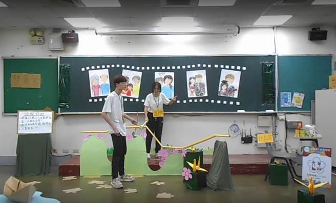 在今年智慧铁人创意竞赛的复赛中，《豆浆油条pro_max》队设计长者互动游戏。（教育部提供／林志成台北传真）