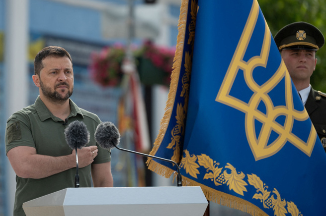 乌克兰军队爆发贪腐丑闻，总统泽伦斯基下令全数开除地区徵兵中心所有官员。图为泽伦斯基参加7月28日乌克兰建国日仪式。（图／路透）
