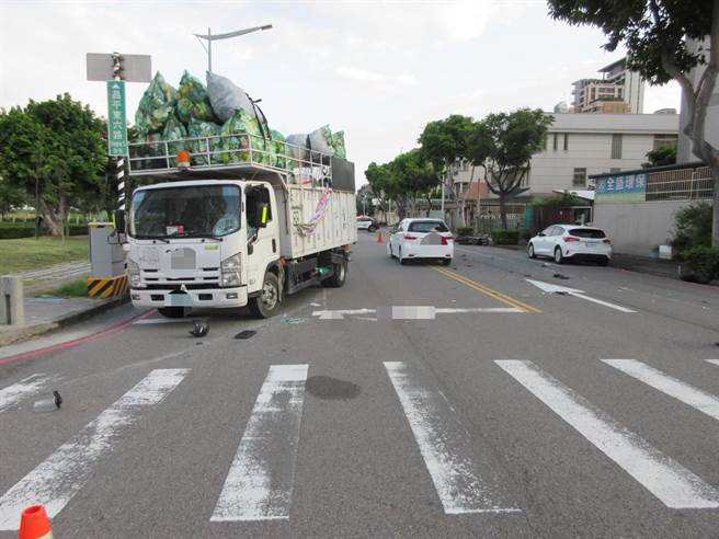 骑车被弹飞后，头部再遭资源回收车撞击，伤重不治，车祸现场还留有骑士的安全帽。（民眾提供／冯惠宜台中传真）