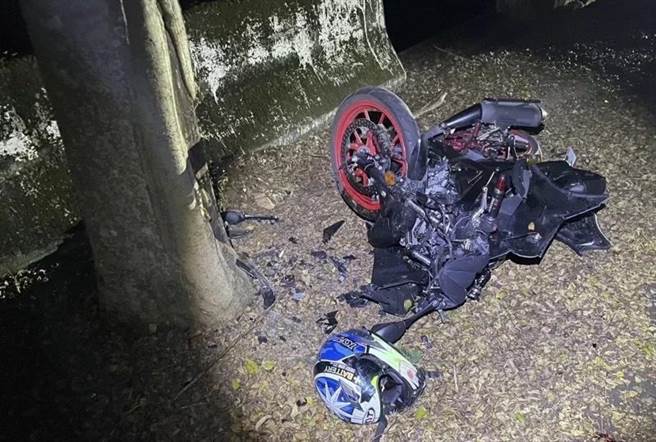 26岁林男昨天晚间疑过弯超速失控自撞路树，造成头颅破裂严重颅内出血，送医后抢救今凌晨2点宣告死亡，经查超速44公里。（民眾提供／吴建辉彰化传真）