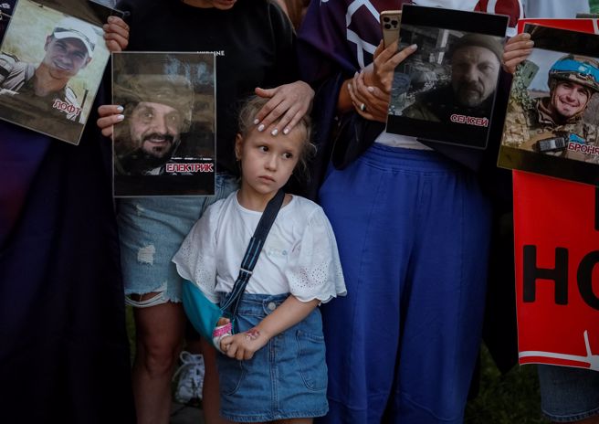 图为7月29日，基辅民眾为惨遭俄军杀害的乌克兰战俘举行纪念仪式。（图／路透）