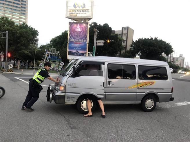 体型看起来不是很壮硕的杨姓员警，仅凭一己之力就将重达2吨多的厢型车推到路边。(警方提供)