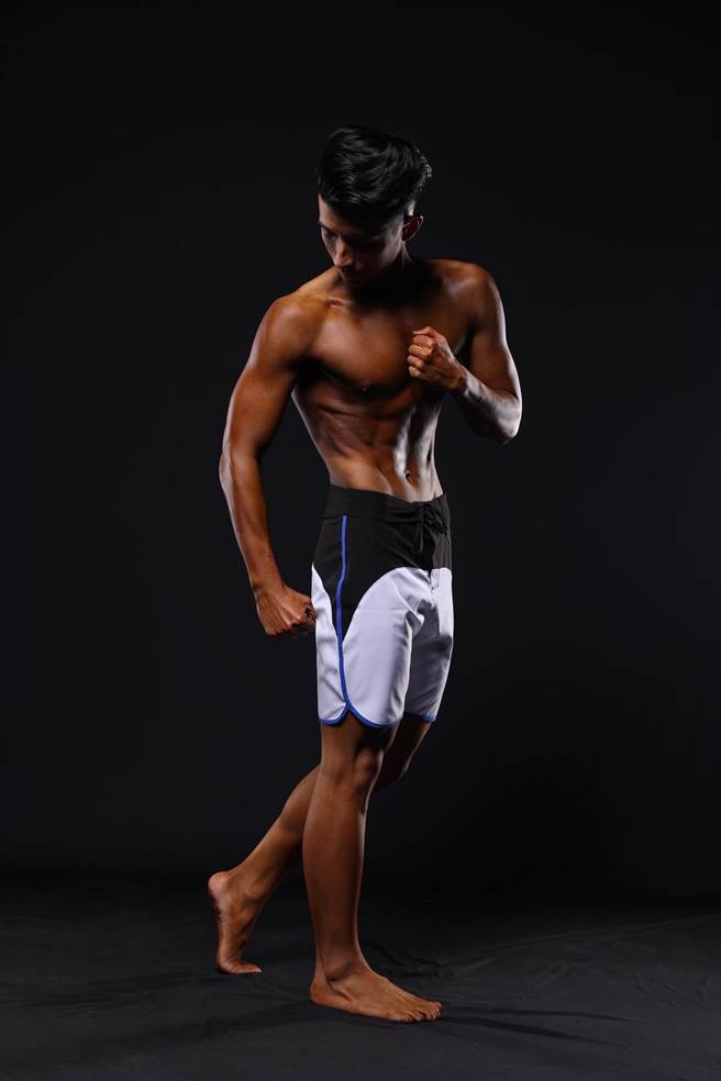 杨姓员警热爱健身，练出一身肌肉，多年来也参加过大大小小的健身赛事。(警方提供)