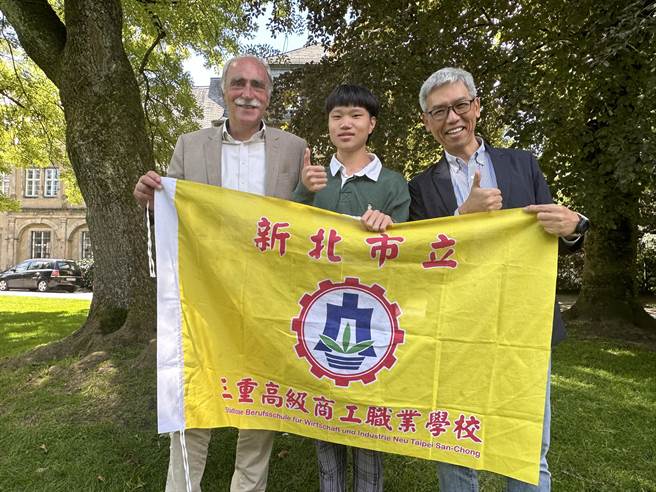 录取国立台中科技大学的三重商工机械制图科吴恩泽参加Upskill国际产业见学及教育体验赴德国姐妹校交流两周。（新北市教育局提供）