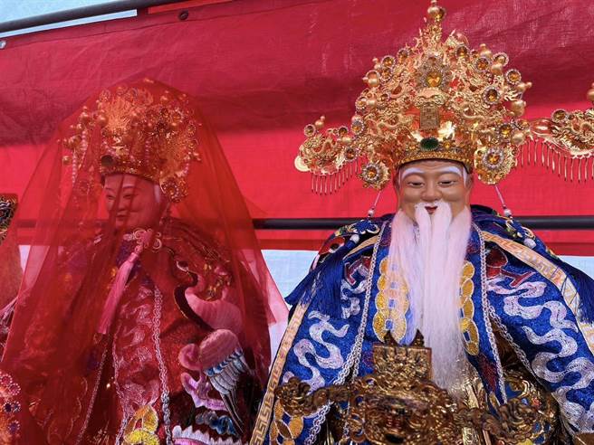 彰化縣溪湖鎮中山里福德宮土地公終於脫單啦，3年前同里的澤民宮神祇降乩稱土地公要娶妻，碰到疫情來攪局，終於在日前舉辦完婚禮。（何炳樺提供／吳建輝彰化傳真）