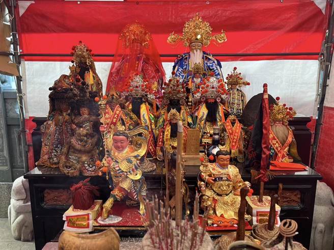 土地公同意延後娶親，12日這對「新人」在廟方人員與迎娶隊伍依循傳統古禮下完婚，現場還有120個膨風餅、紅圓吃免驚，讓土地公婆風光成親。（何炳樺提供／吳建輝彰化傳真）