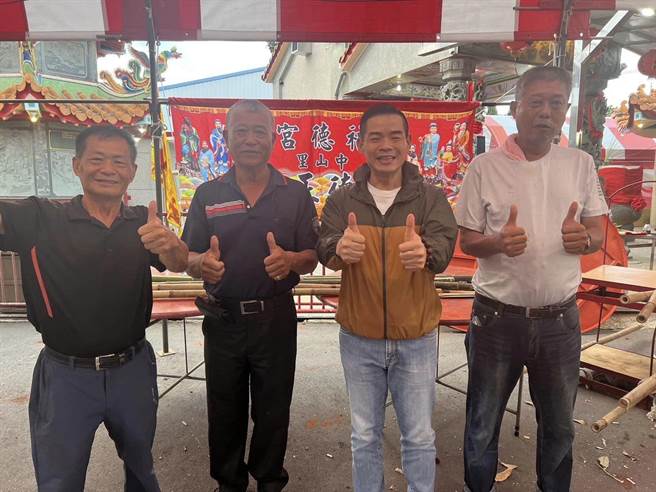 溪湖鎮長何炳樺表示，時常受鄉親邀請出席新人的結婚典禮，但這一場盛大且隆重的婚禮相當特別，大家陪著土地公到埔心鄉梧鳳村迎娶福德夫人，許多鄉親也一同前來沾沾喜氣，場面相當熱鬧。（何炳樺提供／吳建輝彰化傳真）