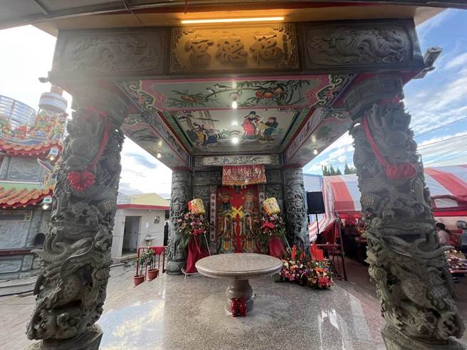 3年前同里的澤民宮神祇降乩稱土地公要娶妻，當時信眾半信半疑擲筊請示，果真如此。（何炳樺提供／吳建輝彰化傳真）