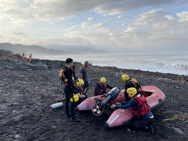 男子枋山溪捕魚遭浪沖走，警消正全力救援。(屏縣消防局提供)