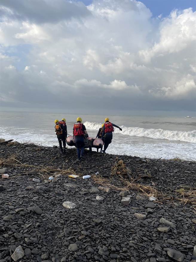男子枋山溪捕魚遭浪沖走，警消正全力救援。(屏縣消防局提供)