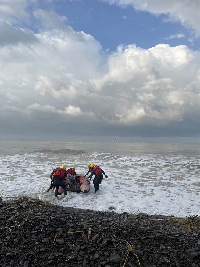 男子枋山溪捕魚遭浪沖走，警消正全力救援。(屏縣消防局提供)