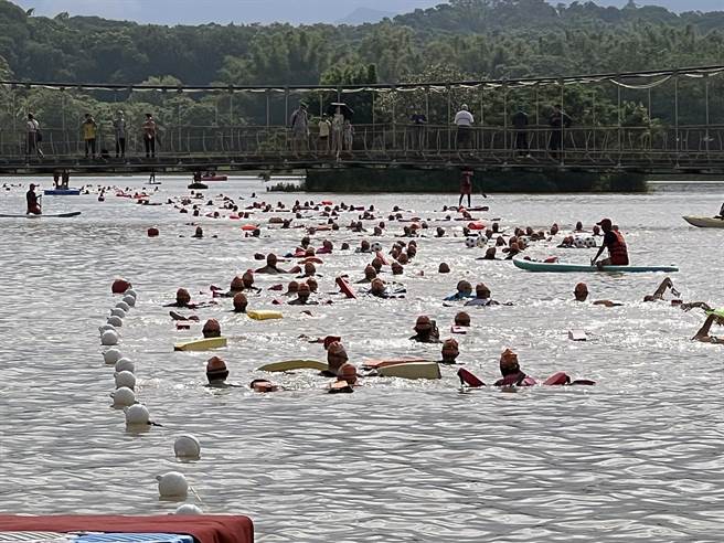 台灣第一座水庫台南新化虎頭埤首度舉辦泳渡活動，吸引來自全台的800名選手報名參加。（洪榮志攝）